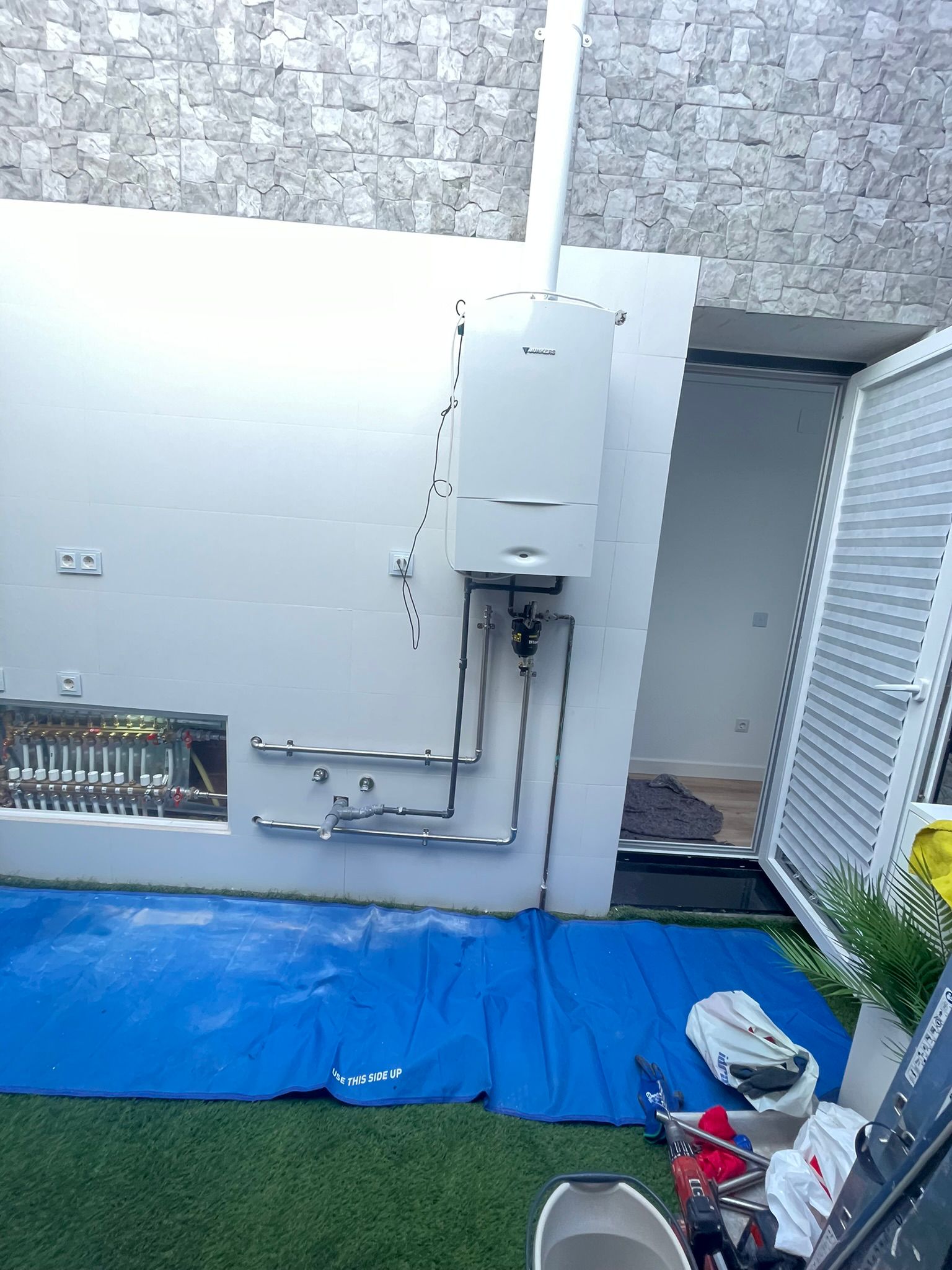 Detalle de calentador de gas instalado